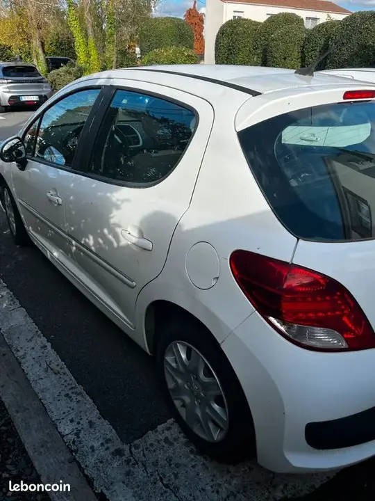 Peugeot 207 2010 photo 3