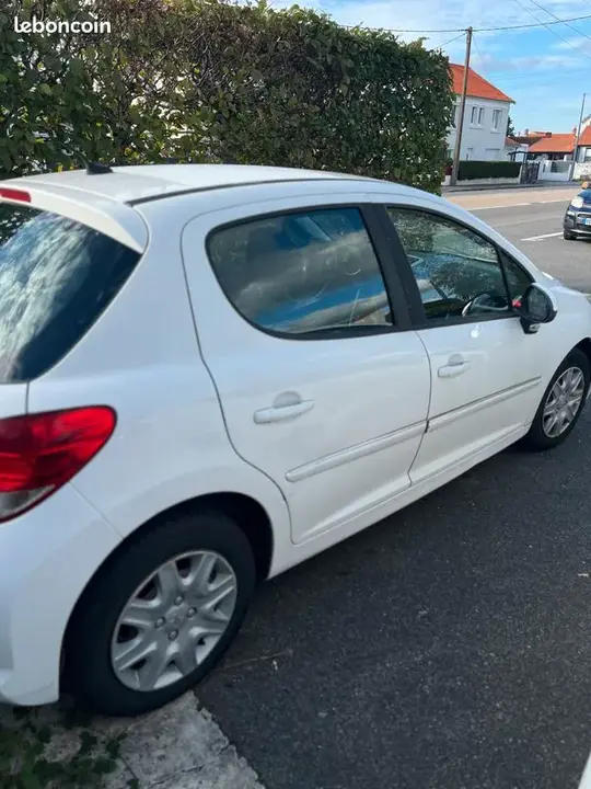 Peugeot 207 2010 photo 2