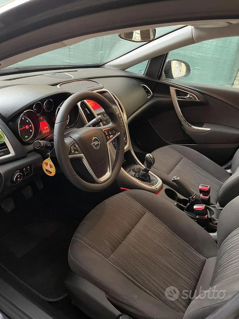 Opel Astra J 2012 photo 2
