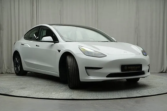 Tesla Model 3 2023 photo 2