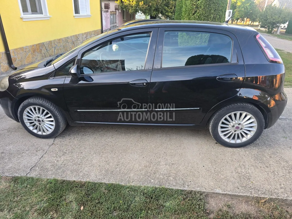 Fiat Grande Punto 2011 photo 4