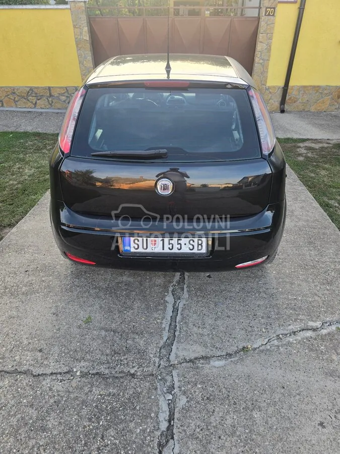Fiat Grande Punto 2011 photo 2