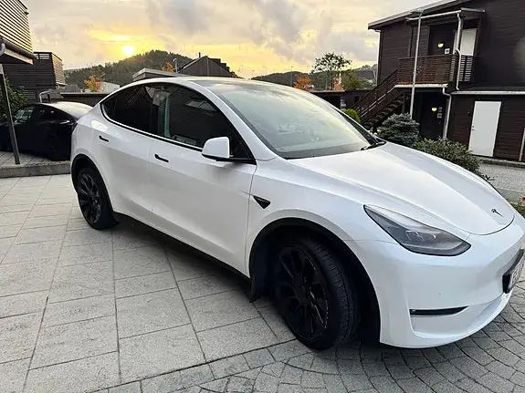 Tesla Model Y 2022 photo 2