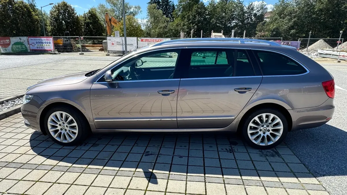 Skoda Superb 2012 photo 2