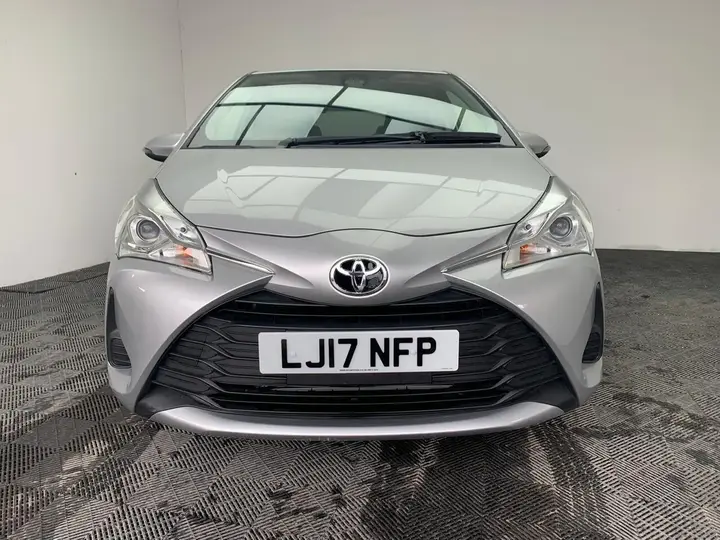 Toyota Yaris 2017 photo 2