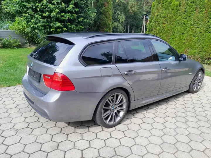 BMW 3 Series 2011 photo 2