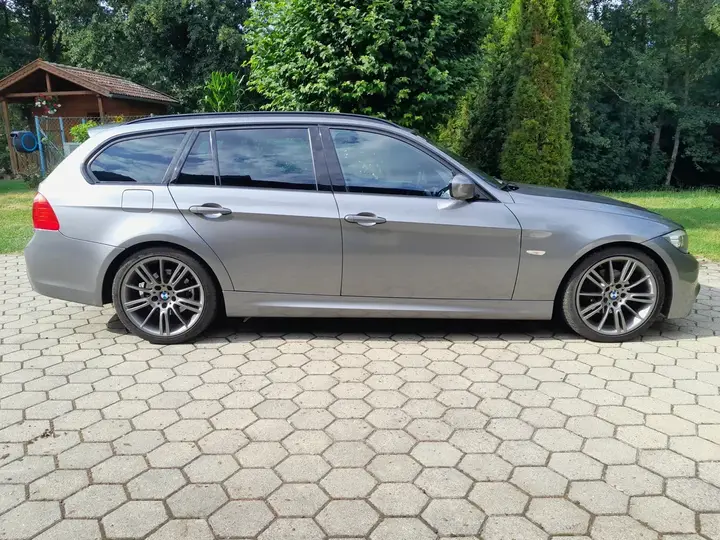 BMW 3 Series 2011 photo 3