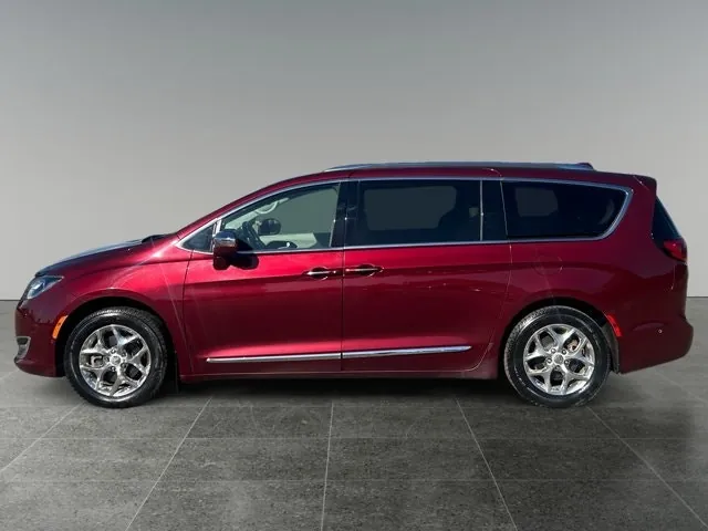 Chrysler Pacifica 2017 photo 2