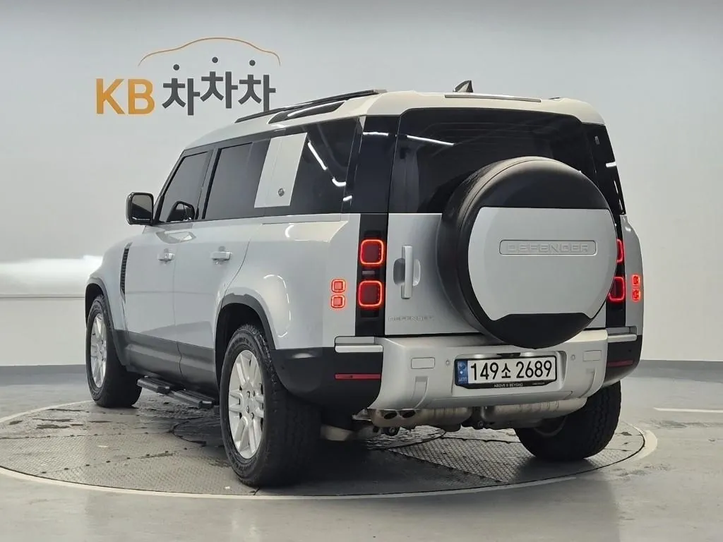Land Rover Defender 2022 photo 2
