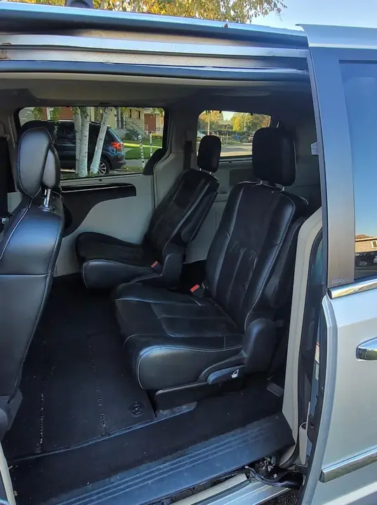 Chrysler Town & Country 2012 photo 5