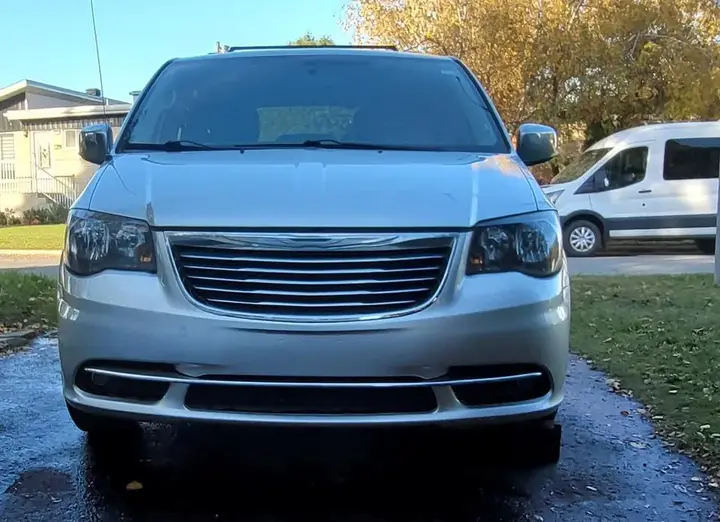 Chrysler Town & Country 2012 photo 3