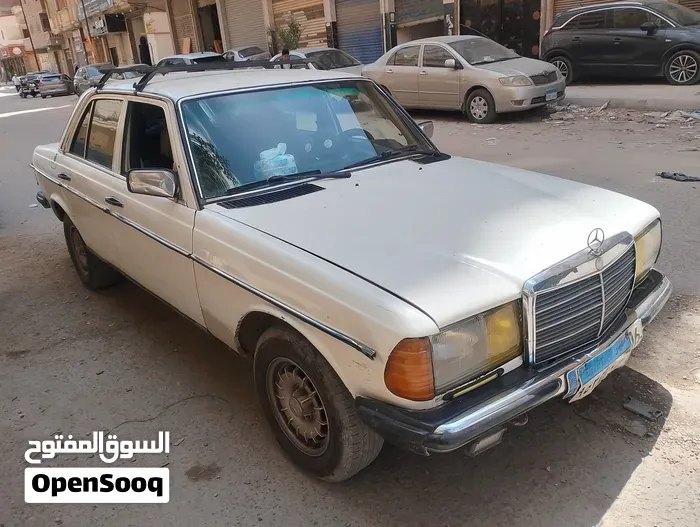 Mercedes-Benz E-Class 1981 photo 3