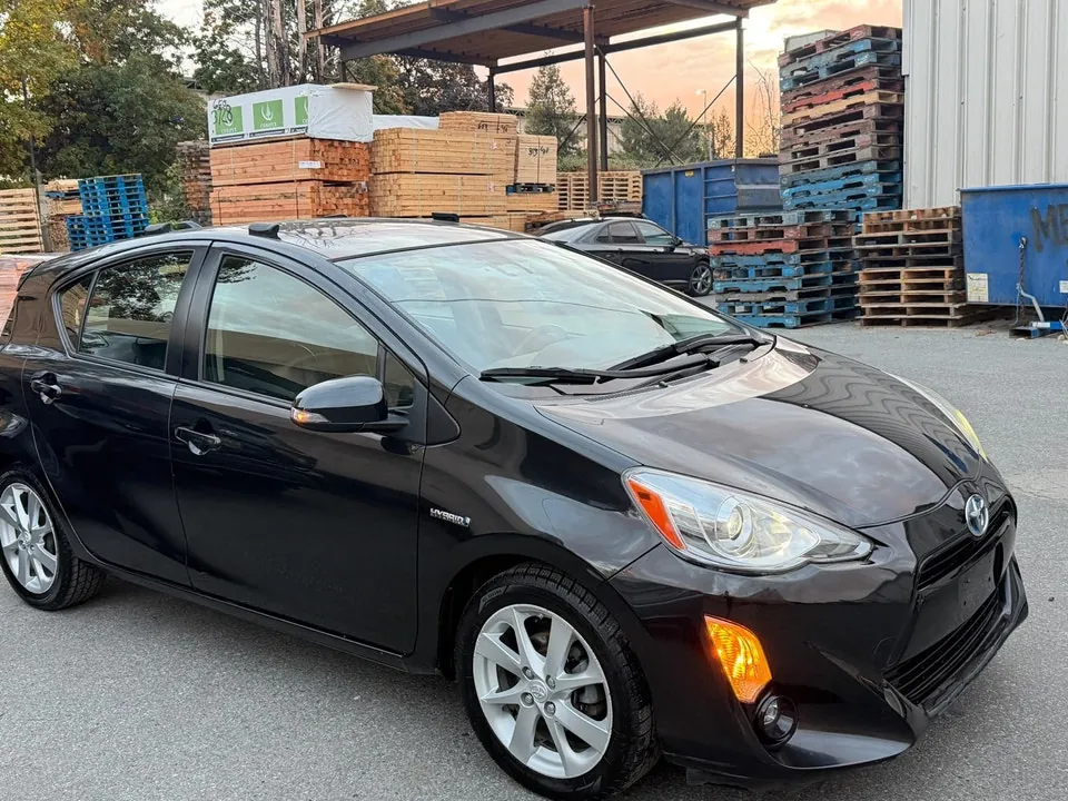 Toyota Prius C 2016 photo 2