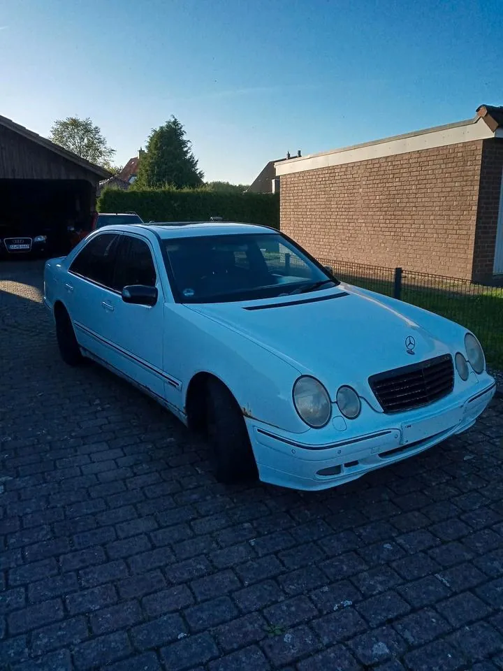Mercedes-Benz W210