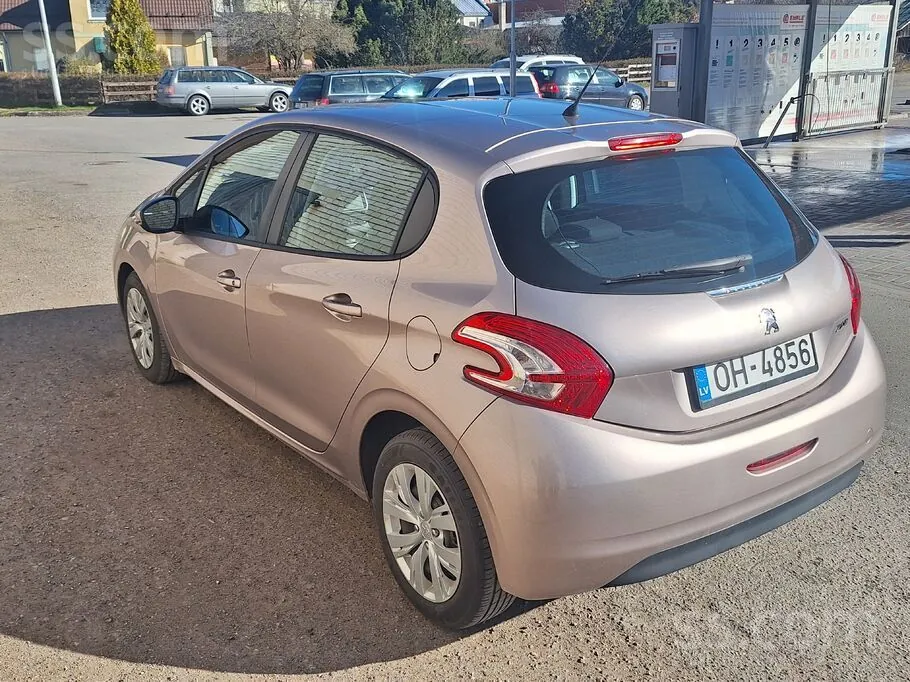Peugeot 208 2012 photo 4
