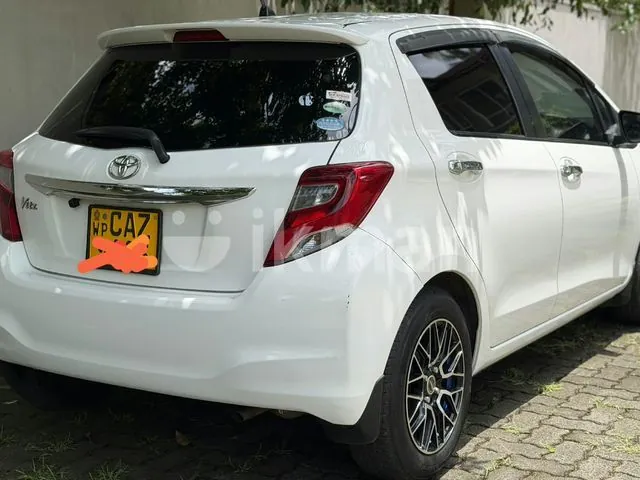Toyota Vitz 2015 photo 2
