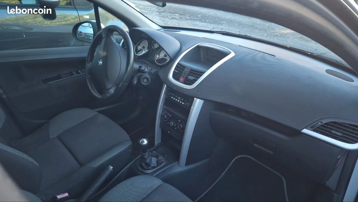 Peugeot 207 2012 photo 5