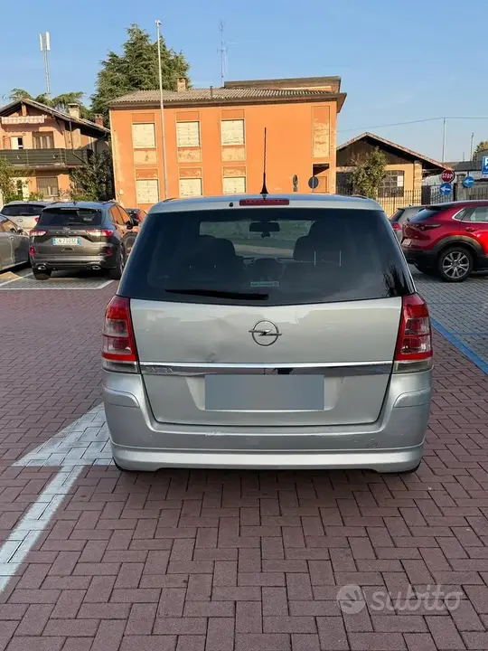 Opel Zafira 2010 photo 2