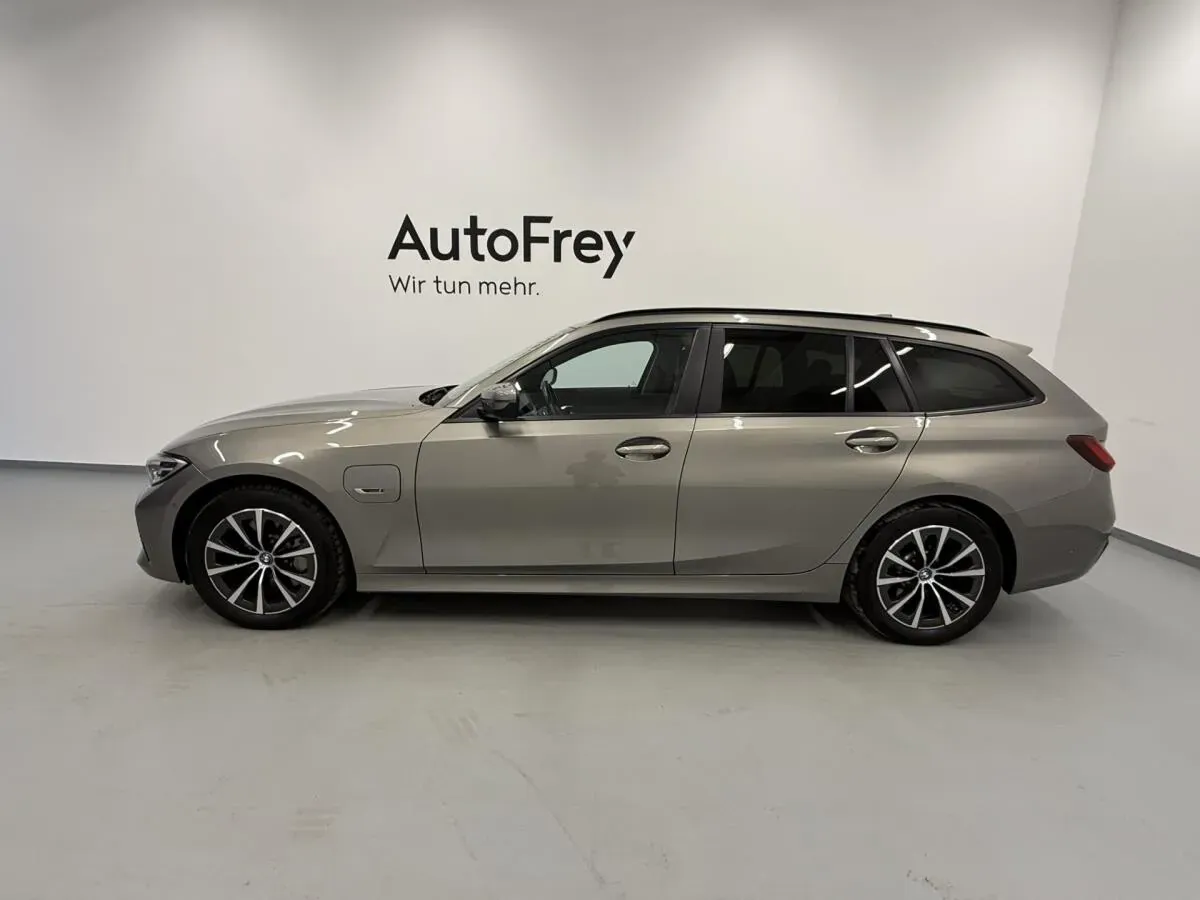 BMW 3 Series 2022 photo 3