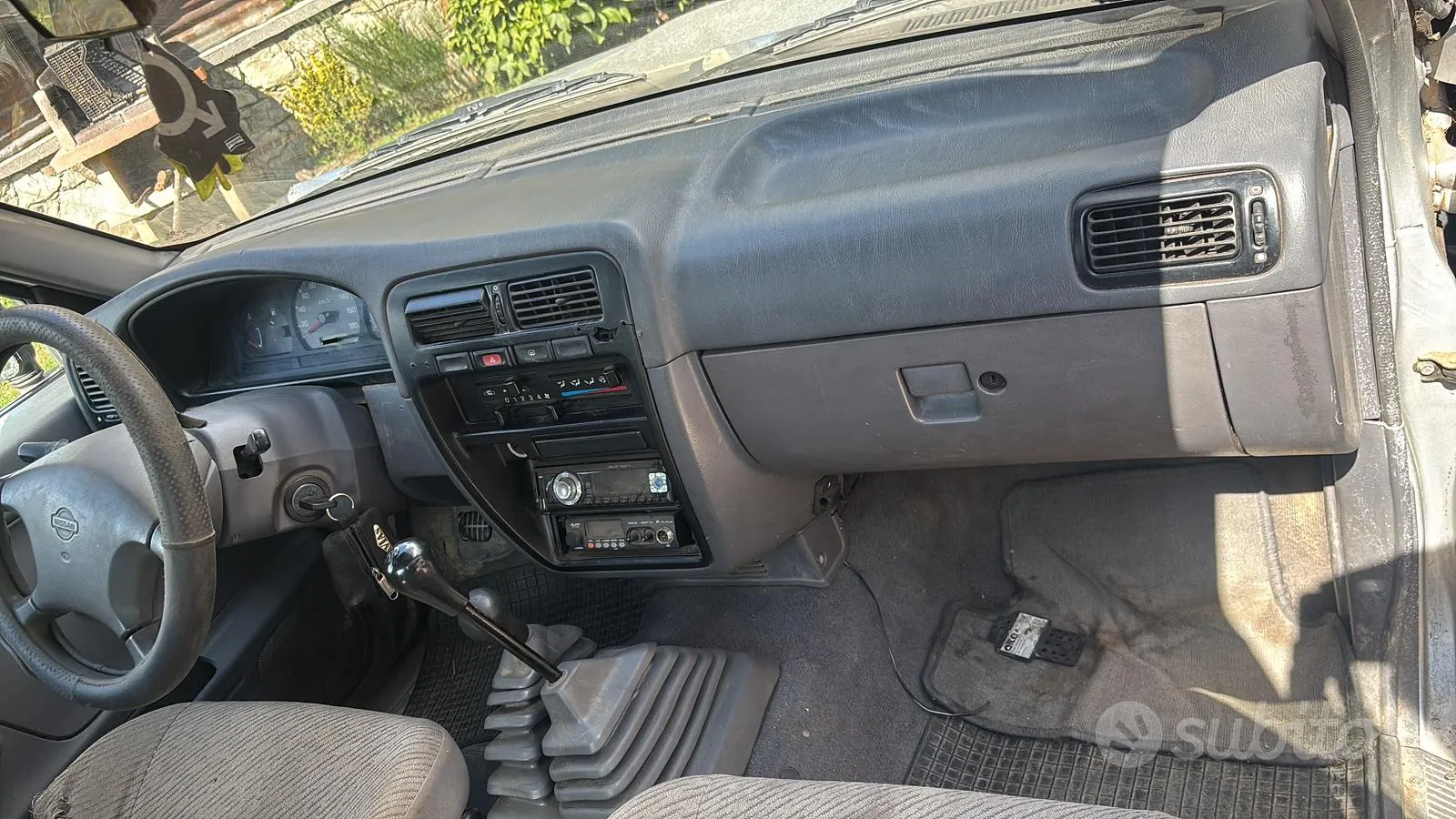 Nissan King Cab 1998 photo 5