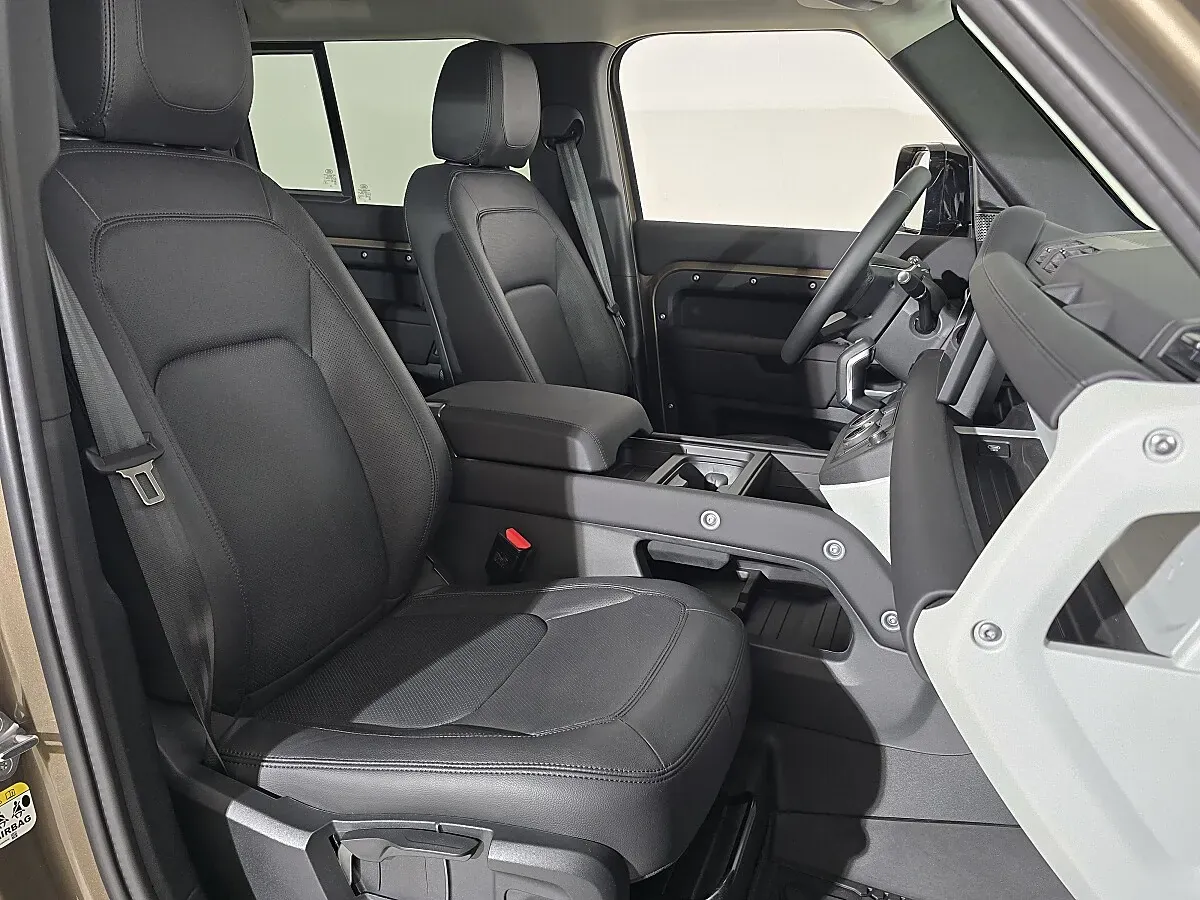 Land Rover Defender 2024 photo 3