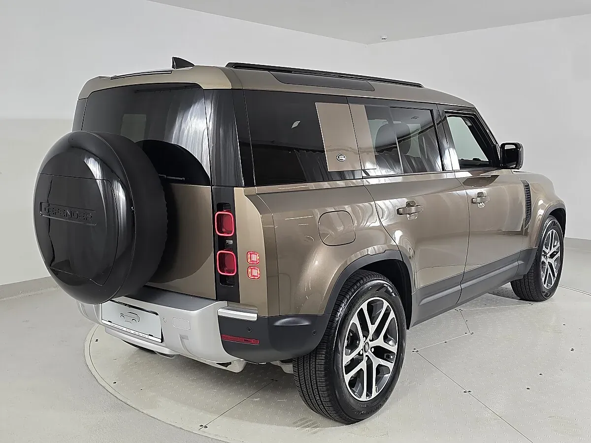 Land Rover Defender 2024 photo 2