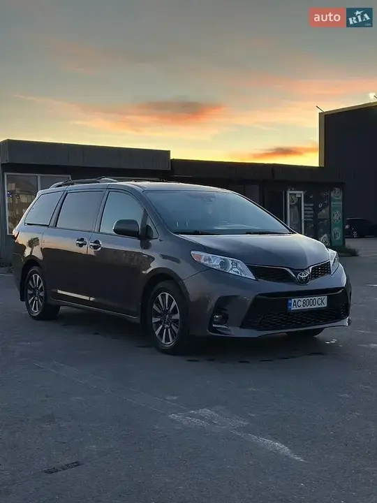 Toyota Sienna 2019 photo 2