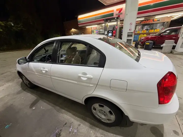Hyundai Accent 2011 photo 2