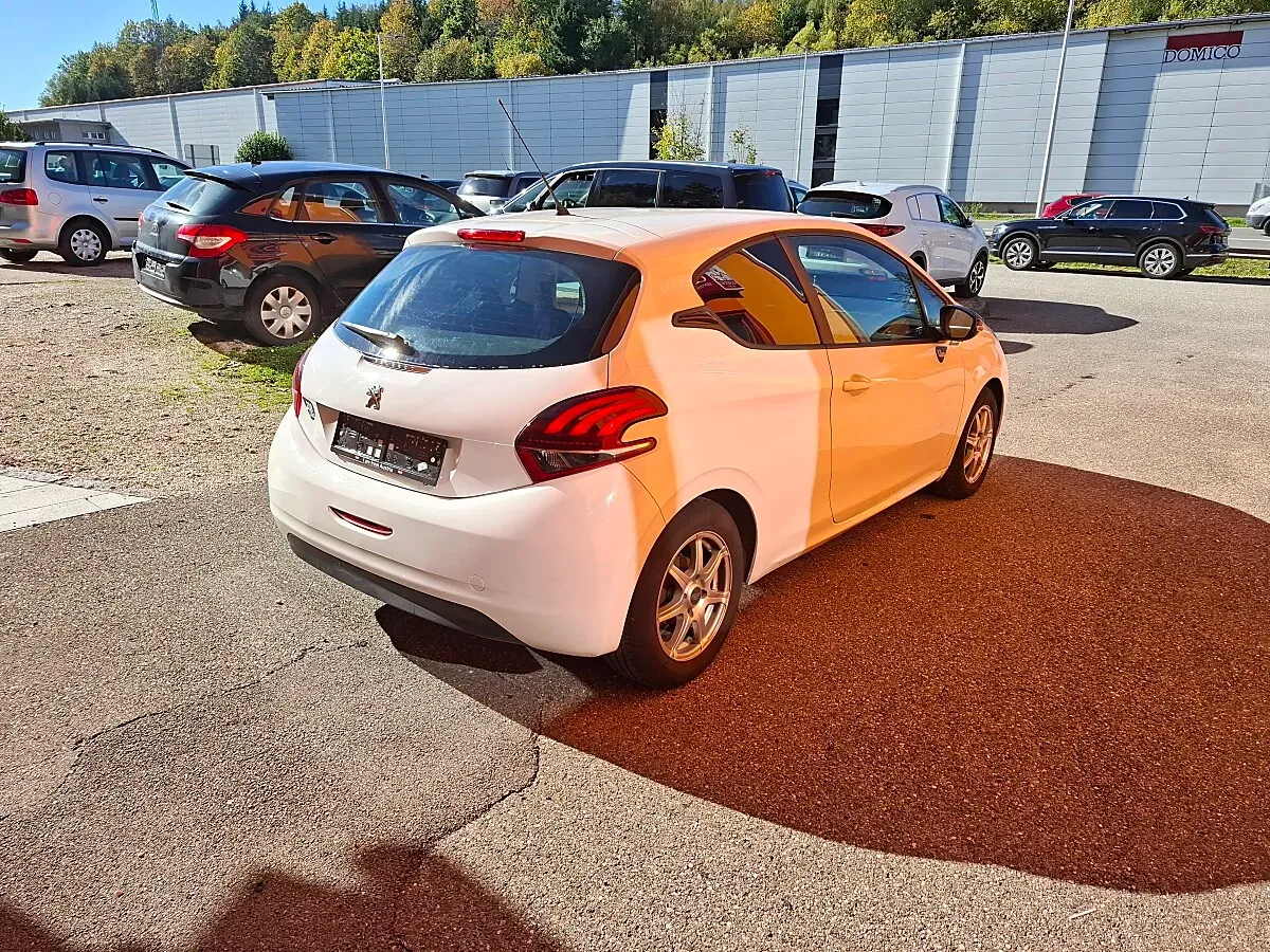Peugeot 208 2015 photo 3