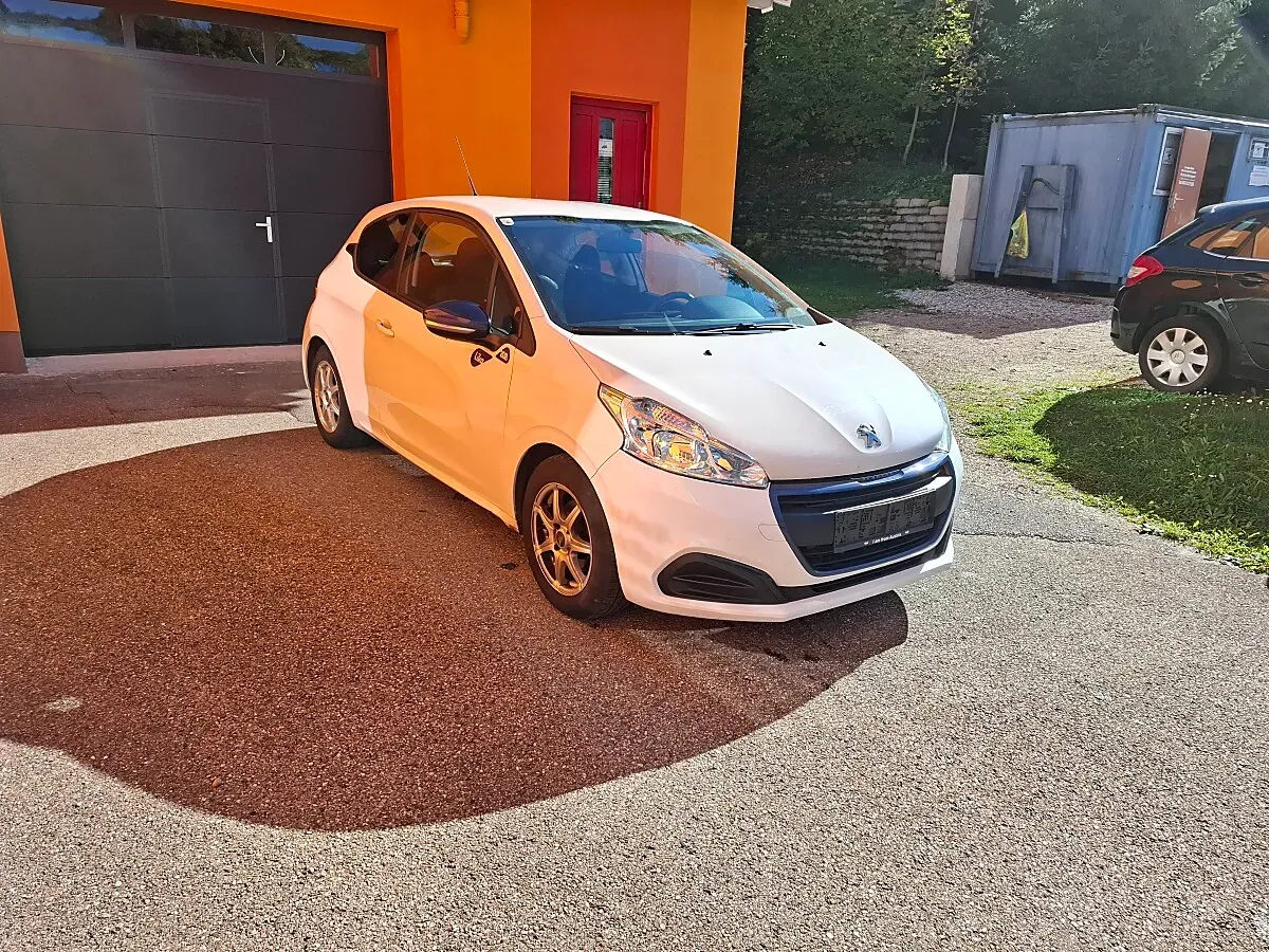 Peugeot 208 2015 photo 2