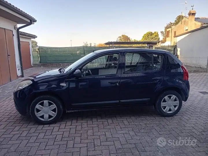 Dacia Sandero 2010 photo 2