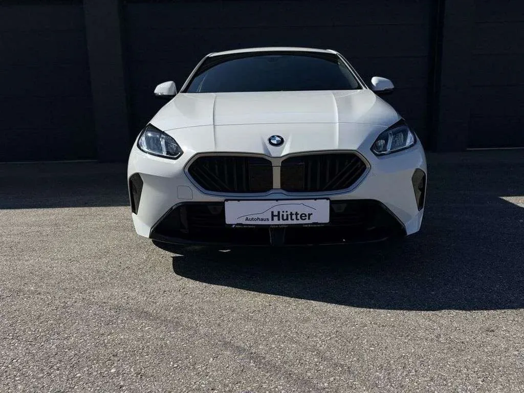 BMW 1 Series 2025 photo 3