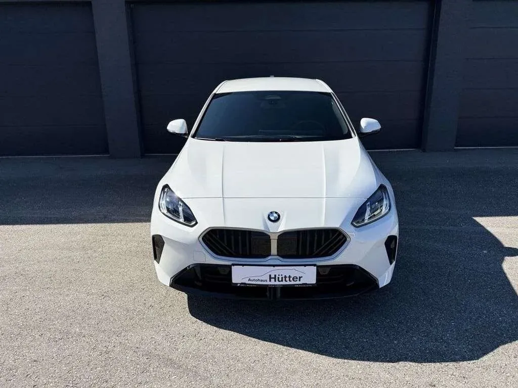 BMW 1 Series 2025 photo 2