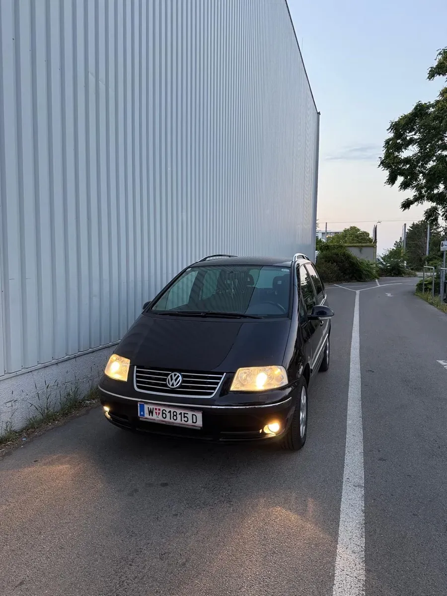 Volkswagen Sharan 2010 photo 2