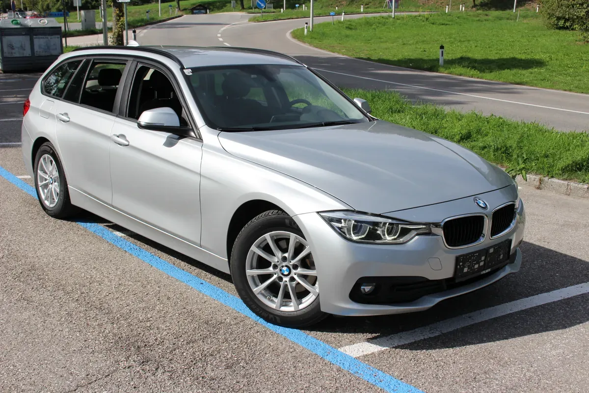 BMW 3 Series 2017 photo 2