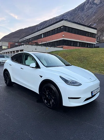 Tesla Model Y 2024 photo 3