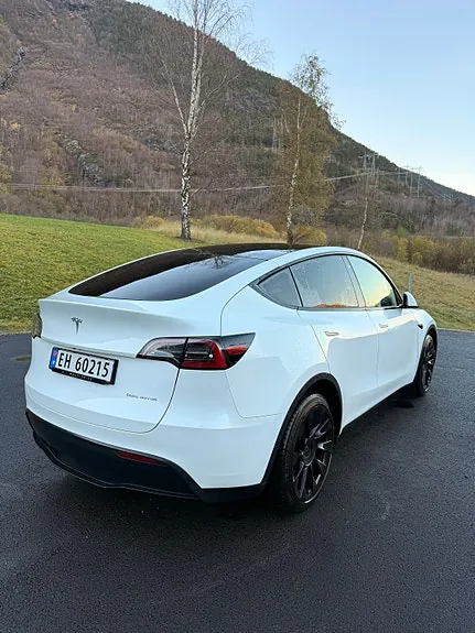 Tesla Model Y 2024 photo 2