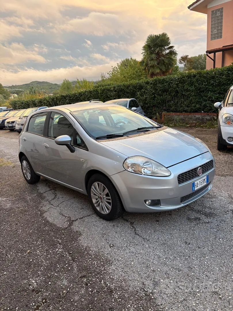 Fiat Grande Punto 2010 photo 2