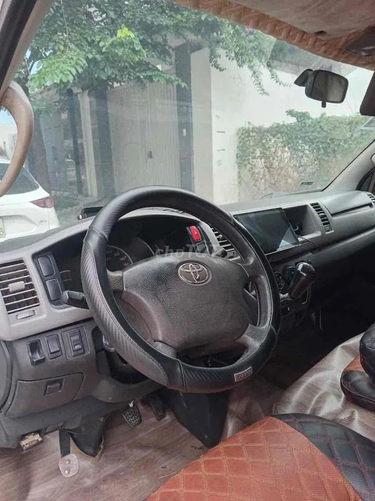 Toyota Hiace 2011 photo 2