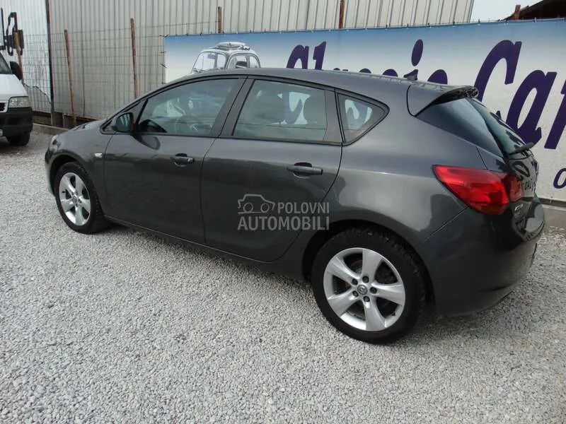 Opel Astra J 2010 photo 4
