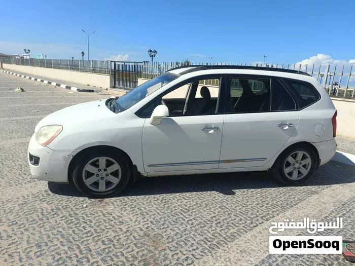 Kia Rondo 2008 photo 3