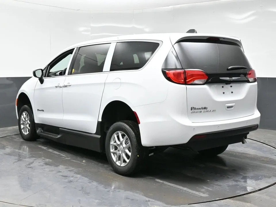 Chrysler Grand Caravan 2026 photo 4