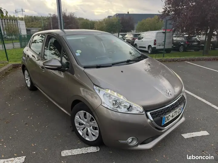 Peugeot 208 2013 photo 2