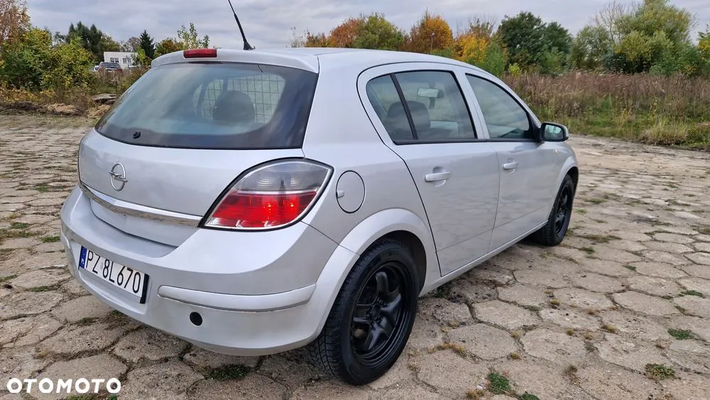 Opel Astra 2010 photo 2