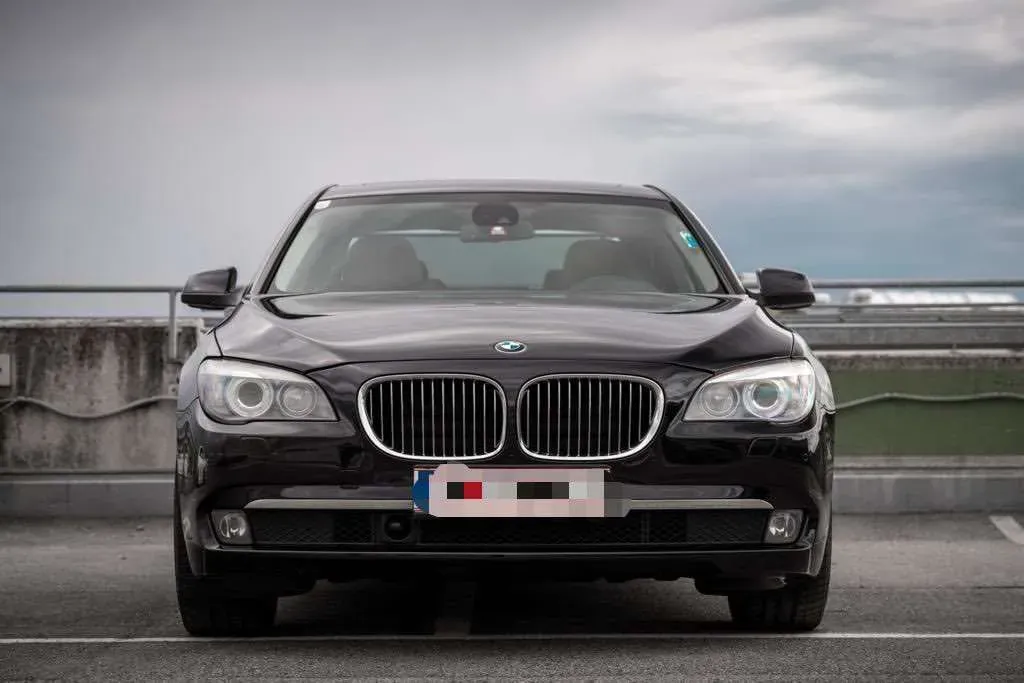 BMW 7 Series 2009 photo 2