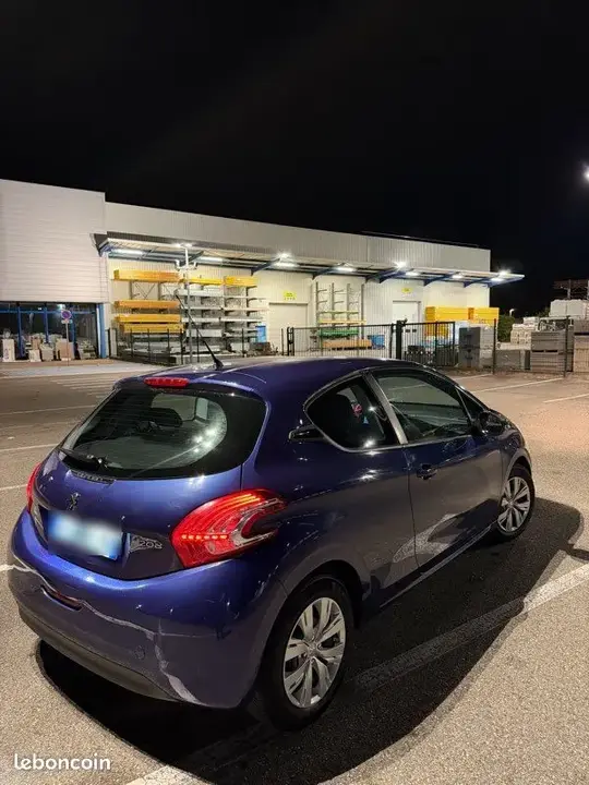 Peugeot 208 2015 photo 2