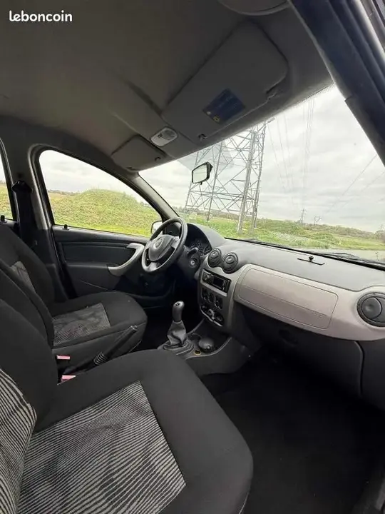 Dacia Sandero 2011 photo 2