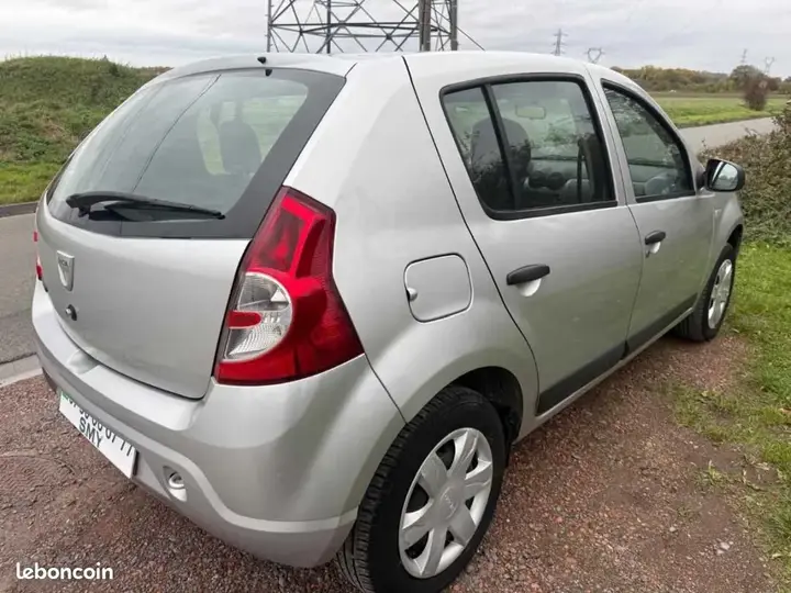Dacia Sandero 2011 photo 3