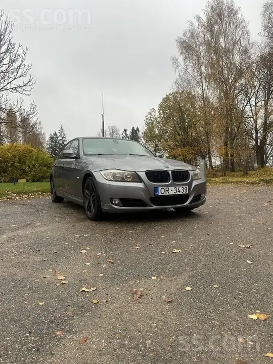 BMW 318 2010 photo 2