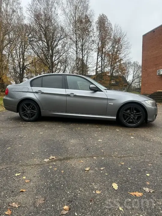 BMW 318 2010 photo 3